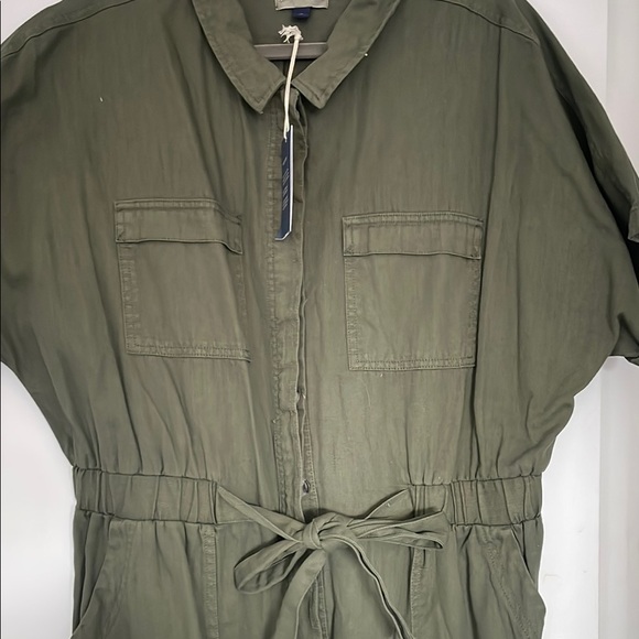 Universal Thread Green Jumpsuit with Collared Neckline and Adjustable Waist - Picture 4 of 8